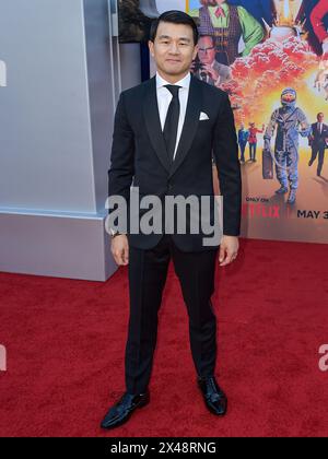 Hollywood, États-Unis. 30 avril 2024. HOLLYWOOD, LOS ANGELES, CALIFORNIE, États-Unis - AVRIL 30 : Ronny Chieng arrive à la première à Los Angeles de 'UnFrosted' de Netflix qui a eu lieu au Théâtre égyptien Hollywood le 30 avril 2024 à Hollywood, Los Angeles, Californie, États-Unis. ( Credit : image Press Agency/Alamy Live News Banque D'Images