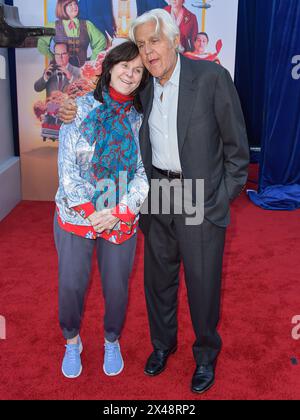 Hollywood, États-Unis. 30 avril 2024. HOLLYWOOD, LOS ANGELES, CALIFORNIE, États-Unis - AVRIL 30 : Mavis Leno et son mari Jay Leno arrivent à la première à Los Angeles de 'UnFrosted' de Netflix qui s'est tenue au Théâtre égyptien Hollywood le 30 avril 2024 à Hollywood, Los Angeles, Californie, États-Unis. ( Credit : image Press Agency/Alamy Live News Banque D'Images