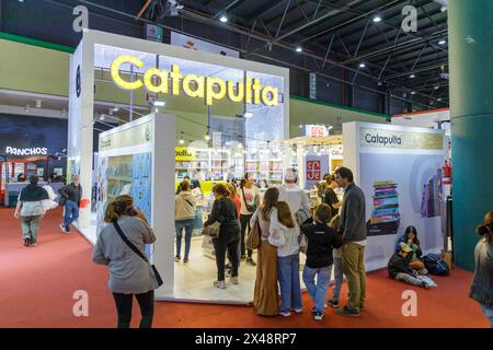 Buenos Aires, Argentine ; 26 avril 2024 : stand de Catapulta Publishing au salon du livre de Buenos Aires. Banque D'Images