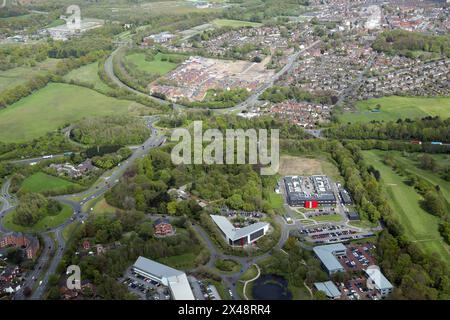 Vue aérienne du parc d'activités Kings et sortie 2 de l'autoroute M7 à Prescot, Merseyside Banque D'Images