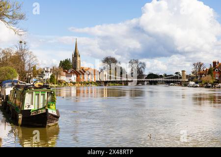 Église paroissiale All Saints et pont suspendu avec péniche. Marlow, sur la Tamise, Buckinghamshire, Angleterre Banque D'Images