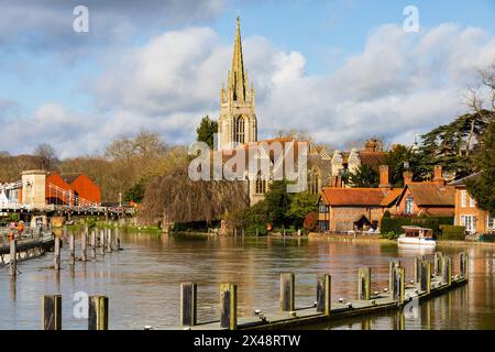 Église All Saints avec la Tamise inondée, Marlow, sur la Tamise, Buckinghamshire, Angleterre Banque D'Images