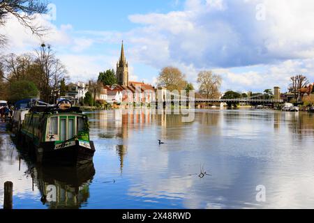 Église paroissiale All Saints et pont suspendu avec péniche. Marlow, sur la Tamise, Buckinghamshire, Angleterre Banque D'Images