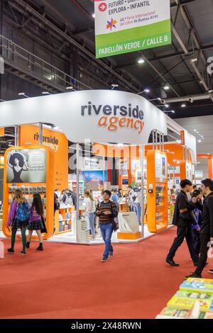 Buenos Aires, Argentine ; 26 avril 2024 : stand de l'agence Riverside au salon du livre de Buenos Aires. Banque D'Images