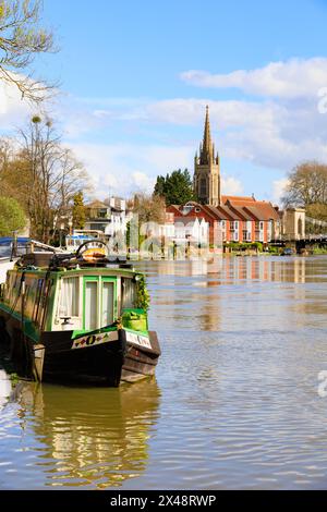 Église paroissiale All Saints et pont suspendu avec péniche. Marlow, sur la Tamise, Buckinghamshire, Angleterre Banque D'Images