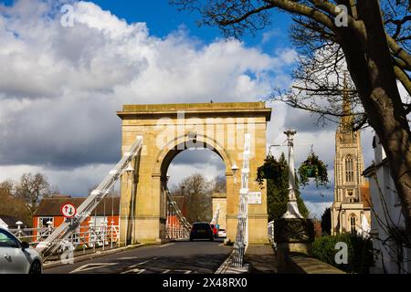 Pont suspendu à maillons de chaîne au-dessus de la Tamise, avec église All Saints. Marlow, sur la Tamise, Buckinghamshire, Angleterre Banque D'Images