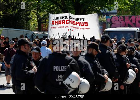 Hambourg, Allemagne. 01 mai 2024. La police observe les participants à une manifestation organisée par des groupes de gauche le 1er mai dans le Schanzenviertel. Crédit : Axel Heimken/dpa/Alamy Live News Banque D'Images