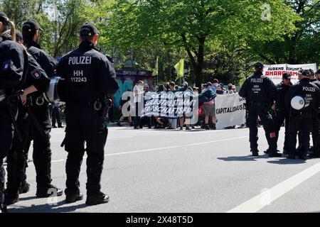 Hambourg, Allemagne. 01 mai 2024. La police observe les participants à une manifestation organisée par des groupes de gauche le 1er mai dans le Schanzenviertel. Crédit : Axel Heimken/dpa/Alamy Live News Banque D'Images