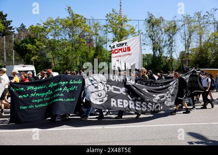 Hambourg, Allemagne. 01 mai 2024. Les participants avec des banderoles défilent à travers le Schanzenviertel lors d'une manifestation de groupes de gauche le 1er mai. Crédit : Axel Heimken/dpa/Alamy Live News Banque D'Images