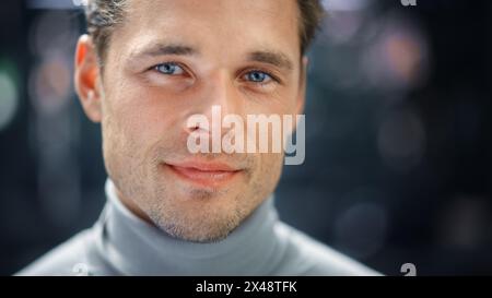 Gros plan Portrait d'un bel entrepreneur numérique Blonde debout sur la rue, regardant la caméra, souriant. Homme réfléchi contemplant des idées e-business, stratégie d'investissement e-commerce Banque D'Images