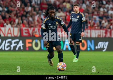 Munich, Allemagne. 30 avril 2024. Munich, Allemagne, 30 avril 2024 : Eduardo Camavinga (12 Real Madrid) tire le ballon lors de la demi-finale de la Ligue des champions de l'UEFA entre le FC Bayern Munich et le Real Madrid à l'Allianz Arena de Munich, en Allemagne. (Daniela Porcelli/SPP) crédit : SPP Sport Press photo. /Alamy Live News Banque D'Images