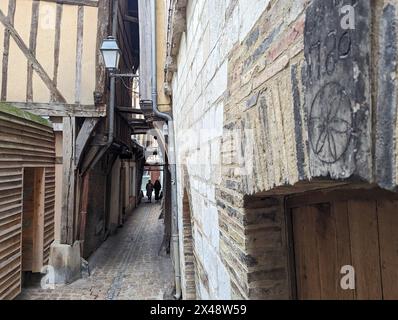 La ruelle des chats, une route emblématique (et très étroite) au centre de Troyes, en France Banque D'Images