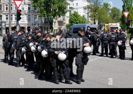 Hambourg, Allemagne. 01 mai 2024. La police observe les participants à une manifestation organisée par des groupes de gauche le 1er mai dans le Schanzenviertel. Crédit : Axel Heimken/dpa/Alamy Live News Banque D'Images