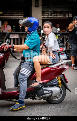 Une femme thaïlandaise attrayante monte à l'arrière d'un taxi moto. Cette photo est prise au carrefour animé de soi Buakhao & soi Lengkee. Pattaya. Banque D'Images