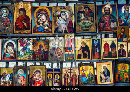 Icônes chrétiennes orthodoxes icônes chrétiennes orthodoxes à vendre sur une vente jumble, près de la cathédrale Alksandar Nevski, centre-ville de Sofia, Bulgarie. Sofia Rommelmarktje verlengde van 6 se Sofia Oblast Bulgaria Copyright : xGuidoxKoppesx Banque D'Images