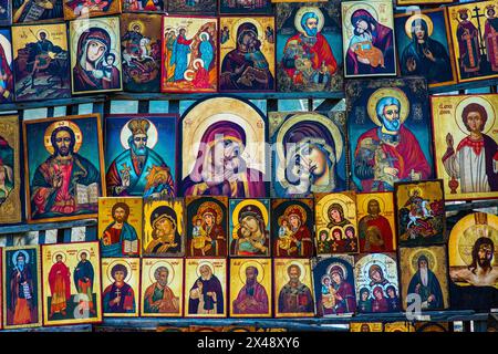 Icônes chrétiennes orthodoxes icônes chrétiennes orthodoxes à vendre sur une vente jumble, près de la cathédrale Alksandar Nevski, centre-ville de Sofia, Bulgarie. Sofia Rommelmarktje verlengde van 6 se Sofia Oblast Bulgaria Copyright : xGuidoxKoppesx Banque D'Images