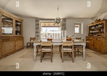 Une salle à manger dans une maison de campagne avec des meubles en bois de style rustique Banque D'Images