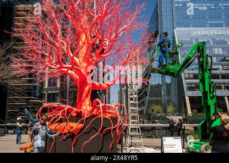 Les travailleurs maintiennent l’installation « Old Tree » de l’artiste Pamela Rosenkranz sur la High Line Spur à New York mardi. 23 avril 2024. La sculpture, ressemblant à des vaisseaux sanguins et à des organes humains, est exposée jusqu'en septembre 2024. (© Richard B. Levine) Banque D'Images