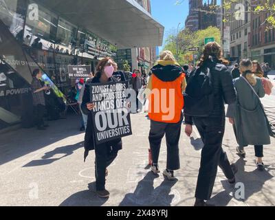 Les élèves de la New School et leurs partisans se rassemblent pour la Palestine devant l’école de New York le jeudi 25 avril 2024. (© Frances M. Roberts) Banque D'Images