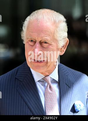 Londres, Angleterre. ROYAUME-UNI. 30 avril 2024. King Charles visite le Centre de cancérologie Macmillan de l'University College Hospital. Ce fut le premier jour de son retour MajestyÕs aux fonctions publiques depuis qu'il a été diagnostiqué avec le cancer. Crédit : Anwar Hussein/Alamy Live News Banque D'Images