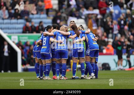 Joueurs de Leicester City pour un caucus avant le coup d'envoi lors du match de Super League Barclays WomenÕs entre Leicester City et Manchester United. Banque D'Images