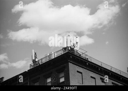 Antennes de téléphonie cellulaire dans le quartier de Chelsea à New York le mercredi 17 avril 2024. (© Richard B. Levine) Banque D'Images