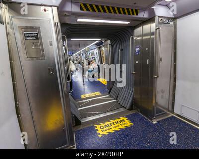 Une voiture de métro R211-2 « passerelle ouverte » sur la ligne « C » à New York le mercredi 24 avril 2024. Les voitures sont reliées par une « passerelle ouverte » permettant aux passagers de se déplacer sans ouvrir les portes et de pénétrer dans la liaison dangereuse entre les voitures. Les portes des voitures sont également plus larges permettant moins de foule à l'entrée et à la sortie. (© Richard B. Levine) Banque D'Images