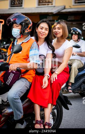 Deux jolies filles de massage thaïlandaises prennent un taxi moto dans les rues de Pattaya, Thaïlande. Cette photo est prise sur soi Buakhao. Banque D'Images