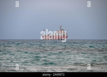 Les bateaux de pêche sont dans la raquette au coucher du soleil Banque D'Images