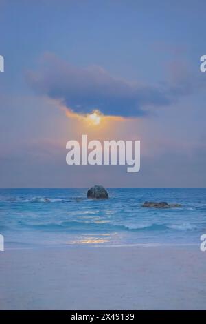 Lune rose éclatante se levant au-dessus du sable rose des Bermudes Banque D'Images