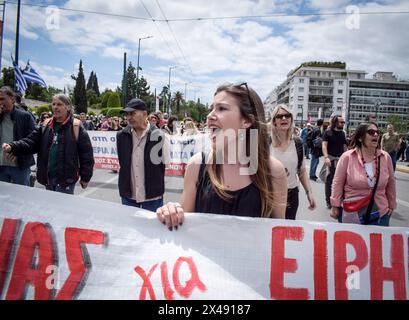 Athènes, Grèce. 1er mai 2024. Une femme crie des slogans tenant une banderole pendant le rassemblement de la Journée internationale des sorciers. Des milliers de personnes protestent contre « les prix élevés et la perte de salaires qui conduisent la société à un appauvrissement permanent » lors des rassemblements du 1er mai. Crédit : Dimitris Aspiotis/Alamy Live News Banque D'Images