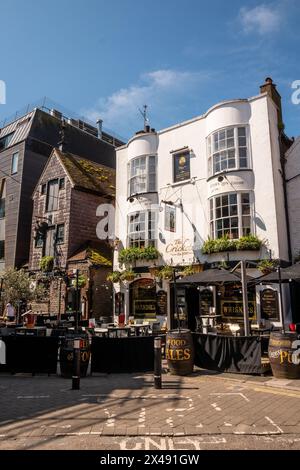 Brighton, 19 avril 2024 : The Black Lion et The Cricketers, deux des plus anciens pubs de la ville Banque D'Images