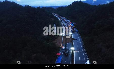 (240501) -- GUANGZHOU, 1er mai 2024 (Xinhua) -- une photo prise par un drone aérien le 1er mai 2024 montre des sauveteurs travaillant sur le site d'un accident d'effondrement sur l'autoroute Meizhou-Dabu à Meizhou, dans la province du Guangdong, au sud de la Chine. Le nombre de morts est passé à 24 après qu'une partie d'une voie rapide s'est effondrée dans la province du Guangdong, dans le sud de la Chine, provoquant le déversement de 20 véhicules, mercredi matin, ont annoncé les autorités locales. Selon le gouvernement de la ville de Meizhou de la province, 30 autres personnes reçoivent un traitement hospitalier, dont aucune n'est en danger de mort. L'incident HAP Banque D'Images