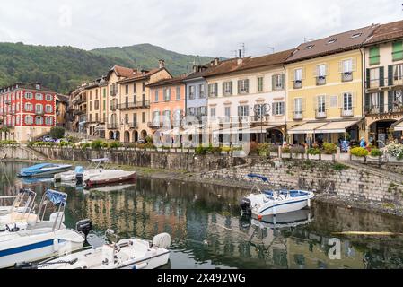 Cannobio, Piémont, Italie - 26 avril 2024 : au bord du lac de Cannobio, la station balnéaire populaire sur la rive du lac majeur dans le Piémont. Banque D'Images