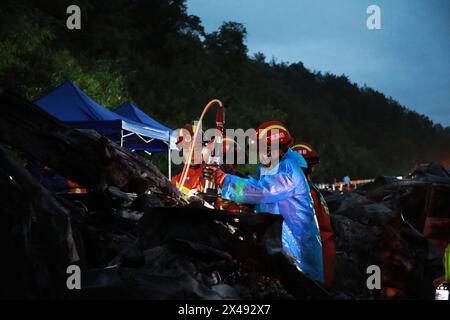 (240501) -- GUANGZHOU, 1er mai 2024 (Xinhua) -- des sauveteurs travaillent sur le site d'un accident d'effondrement sur l'autoroute Meizhou-Dabu à Meizhou, dans la province du Guangdong, au sud de la Chine, le 1er mai 2024. Le nombre de morts est passé à 24 après qu'une partie d'une voie rapide s'est effondrée dans la province du Guangdong, dans le sud de la Chine, provoquant le déversement de 20 véhicules, mercredi matin, ont annoncé les autorités locales. Selon le gouvernement de la ville de Meizhou de la province, 30 autres personnes reçoivent un traitement hospitalier, dont aucune n'est en danger de mort. L'incident s'est produit vers 2h10 du matin sur le Meizhou-D. Banque D'Images