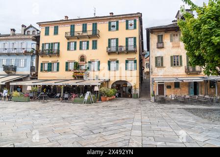 Cannobio, Piémont, Italie - 26 avril 2024 : au bord du lac de Cannobio, la station balnéaire populaire sur la rive du lac majeur dans le Piémont. Banque D'Images