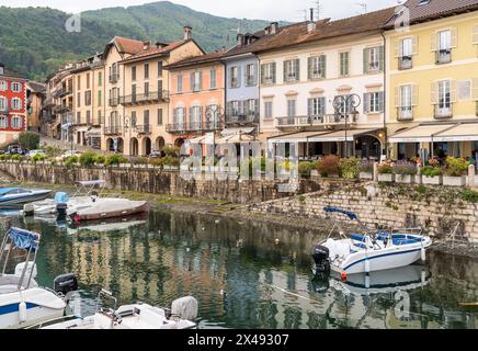 Cannobio, Piémont, Italie - 26 avril 2024 : au bord du lac de Cannobio, la station balnéaire populaire sur la rive du lac majeur dans le Piémont. Banque D'Images