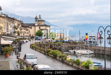 Cannobio, Piémont, Italie - 26 avril 2024 : au bord du lac de Cannobio, la station balnéaire populaire sur la rive du lac majeur dans le Piémont. Banque D'Images