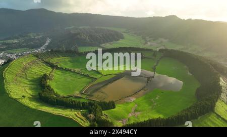 Prise de vue aérienne pittoresque paradis de Sete Cidades. Cratères volcaniques et lacs magnifiques Sao Miguel Island, Açores, Portugal Banque D'Images