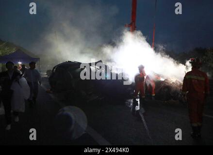 (240501) -- GUANGZHOU, 1er mai 2024 (Xinhua) -- des sauveteurs travaillent sur le site d'un accident d'effondrement sur l'autoroute Meizhou-Dabu à Meizhou, dans la province du Guangdong, au sud de la Chine, le 1er mai 2024. Le nombre de morts est passé à 24 après qu'une partie d'une voie rapide s'est effondrée dans la province du Guangdong, dans le sud de la Chine, provoquant le déversement de 20 véhicules, mercredi matin, ont annoncé les autorités locales. Selon le gouvernement de la ville de Meizhou de la province, 30 autres personnes reçoivent un traitement hospitalier, dont aucune n'est en danger de mort. L'incident s'est produit vers 2h10 du matin sur le Meizhou-D. Banque D'Images