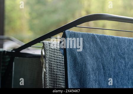Serviettes bleues et vertes suspendues et séchées après lavage à l'air frais. Photo de haute qualité Banque D'Images