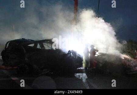 (240501) -- GUANGZHOU, 1er mai 2024 (Xinhua) -- des sauveteurs travaillent sur le site d'un accident d'effondrement sur l'autoroute Meizhou-Dabu à Meizhou, dans la province du Guangdong, au sud de la Chine, le 1er mai 2024. Le nombre de morts est passé à 24 après qu'une partie d'une voie rapide s'est effondrée dans la province du Guangdong, dans le sud de la Chine, provoquant le déversement de 20 véhicules, mercredi matin, ont annoncé les autorités locales. Selon le gouvernement de la ville de Meizhou de la province, 30 autres personnes reçoivent un traitement hospitalier, dont aucune n'est en danger de mort. L'incident s'est produit vers 2h10 du matin sur le Meizhou-D. Banque D'Images