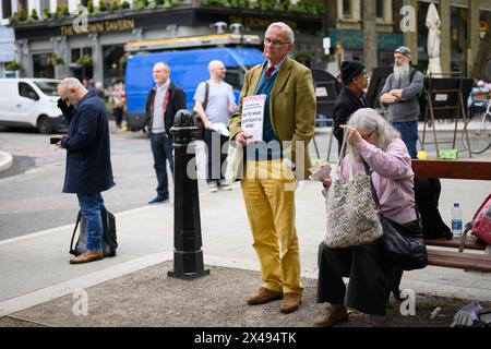 LONDRES, Royaume-Uni, 1er mai 2024 : les travailleurs syndicaux défilent de Clerkenwell Green à Trafalgar Square lors du rassemblement annuel du 1er mai de Londres. Le rassemblement est une célébration de la solidarité entre les travailleurs du monde entier et une manifestation pour le plein emploi, les services publics, l'égalité, la lutte contre le racisme et les droits en matière d'emploi. Banque D'Images