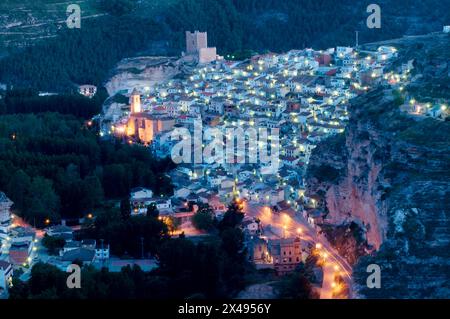 Aperçu nocturne. Alcala del Jucar, province d'Albacete, Castilla la Mancha, Espagne. Banque D'Images