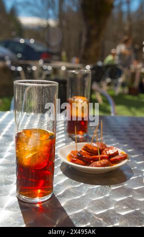 Deux verres de vermouth avec tapa. Espagne. Banque D'Images