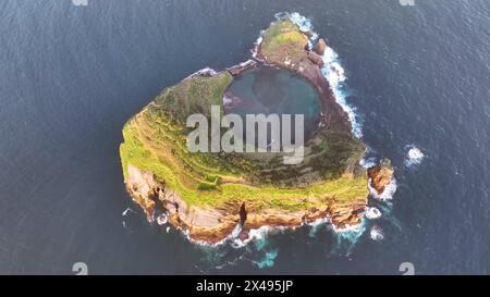 Plan aérien 4k de l'île volcanique de Vila Franca do Campo dans l'océan atlantique, San Miguel, Açores, Portugal. Vidéos Drone survolant un îlot volcanique Banque D'Images