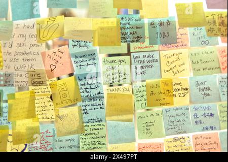 SAN FRANCISCO - 7 OCTOBRE : Notes à Steve Jobs sur le verre de l'Apple Store, 7 octobre 2011 San Francisco, CA, USA. M. Jobs est décédé le 5 octobre 2011. Banque D'Images