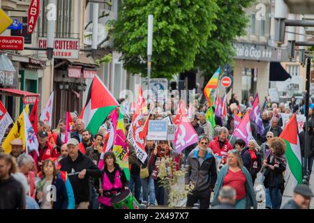 Gap, France. 01 mai 2024. La procession des manifestants dans le centre-ville de Gap, au centre de la photo une femme porte une pancarte lisant « place Gaza, Palestine libre », France, Hautes-Alpes, Gap, 1er mai 2024. Le 1er mai est la journée internationale de la lutte ouvrière. A cette occasion, la CGT, la CFDT, la FSU, solidaires, CFE-CGC et Unsa ont manifesté dans les rues de Gap. Photo de Thibaut Durand/ABACAPRESS.COM. Crédit : Abaca Press/Alamy Live News Banque D'Images
