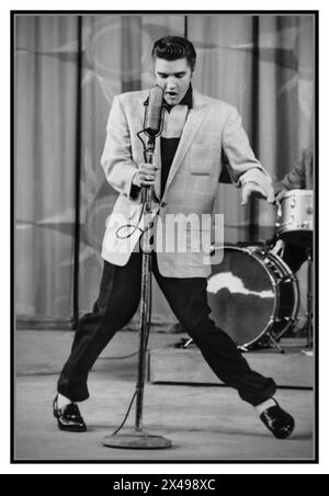 Elvis Presley chanteur américain emblématique de 1950 interprétant 'Hound Dog' sur le Milton Berle Show 1956 California USA Elvis's performance de 'Hound Dog' sur l'édition du 5 juin 1956 du 'Milton Berle Show' se distingue comme l'un des plus grands moments de toute sa carrière, Elvis Presley dans sa prime. Elvis Presley Elvis interprète Hound Dog au Milton Berle Show : 5 juin 1956 Banque D'Images