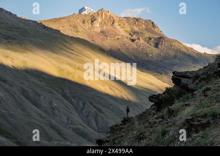 Trekker silhouette dans la lumière de fin d'après-midi, Panikhar, Zanskar, Inde Banque D'Images